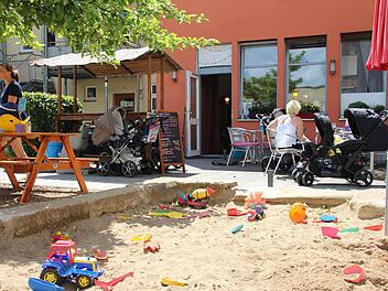 Die Familienstadt Coburg hat nicht nur ein eigenes Logo - sie lebt auch vom Familienzentrum mit dem Café Babbel, einem Mehrgenerationenhaus, Spielstraßen und Spielplätzen und hier und dort familienfreundlichen Preisen. Aber ist die Familienstadt in den Köpfen der Coburger angekommen? Fotos: Christiane Lehmann