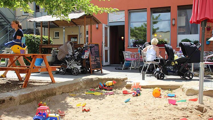 Die Familienstadt Coburg hat nicht nur ein eigenes Logo - sie lebt auch vom Familienzentrum mit dem Café Babbel, einem Mehrgenerationenhaus, Spielstraßen und Spielplätzen und hier und dort familienfreundlichen Preisen. Aber ist die Familienstadt in den Köpfen der Coburger angekommen? Fotos: Christiane Lehmann