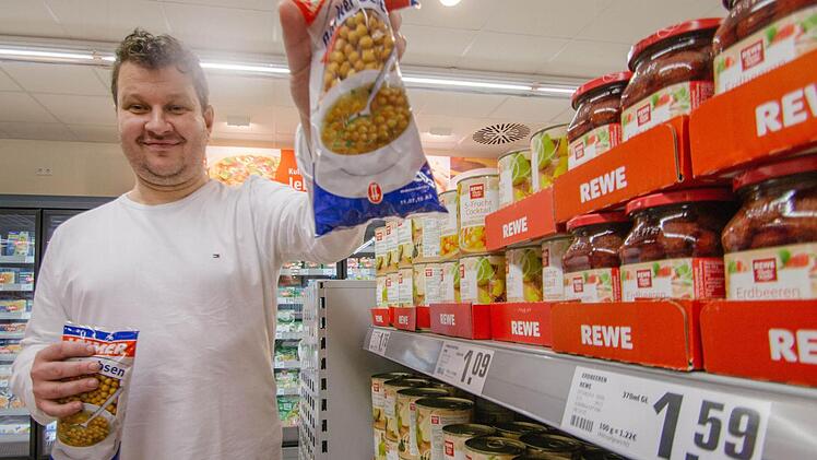 Ungeahnter Verkaufsschlager: Stefan Helmreich, geschäftsführender Gesellschafter des Rewe-Markts in Ebelsbach, zeigt, was in den Tagen vor Weihnachten besonders oft aufs Kassenfließband gelegt wird - Backerbsen. Den vielen Vorspeisen-Suppen sei Dank. Foto: Marian Hamacher