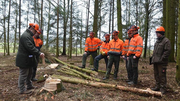 Waldarbeiter werden in Sachen Arbeitssicherheit geschult. Foto: Rainer Lutz