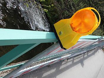 Mit Absperrungen ist das marode Geländer der Gundelsdorfer Brücke einstweilen abgesichert. Auf Dauer muss das Bauwerk allerdings grundlegend saniert werden. Foto: Marco Meißner