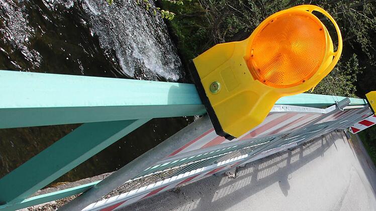 Mit Absperrungen ist das marode Geländer der Gundelsdorfer Brücke einstweilen abgesichert. Auf Dauer muss das Bauwerk allerdings grundlegend saniert werden. Foto: Marco Meißner
