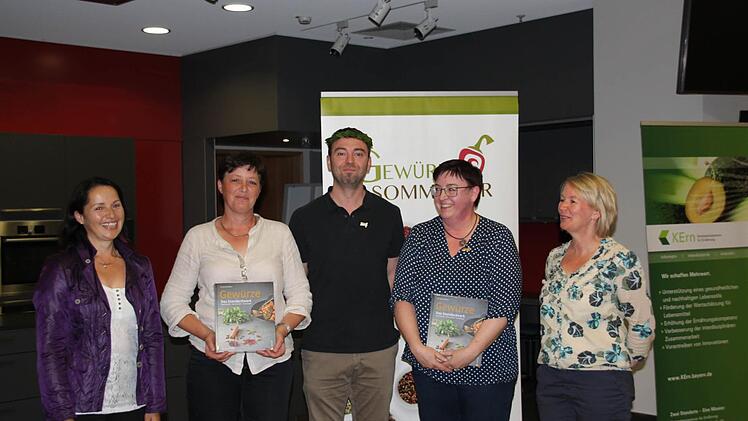 Die drei Besten: Andreas Hofmann aus Kirchahorn (Mitte), Eleonore Kloiber aus München (Zweite von rechts) und Manuela Schütte aus Dresden (zweite von links) mit Dagmar Besand (Prüfungsbeste 2015, links) und Brigitte Lauterbach (Prüfungsbeste 2014).  Foto: KErn