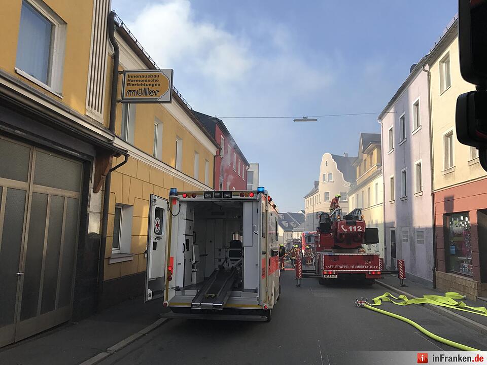 Sieben Verletzte bei Wohnhausbrand im Kreis Hof– 34-Jährige schwebt in Lebensgefahr