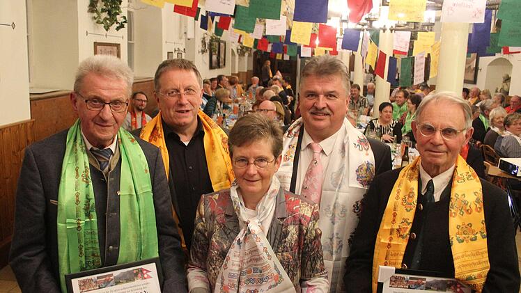 Peter Pöhlmann war Gründungsmitglied der Nepalhilfe Kulmbach und "stetiger Motor" der Hilfsorganisation. Jetzt wurde er zum Ehrenvorsitzenden ernannt. Oberbürgermeister Henry Schramm und Landrat Klaus Peter Söllner (hintere Reihe) ehrten auch die neue Vorsitzende - Sonja Promeuschel und "Dr. Hans", wie Johann Hunger in Nepal von allen nur genannt, wird für ihre jahrelanges Engagement.Sonny Adam