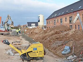 An vielen Stellen auf der Herzo Base, so auch in der Alfred-Fried-Straße, wird zurzeit eifrig gebaut.  Fotos: Bernhard Panzer