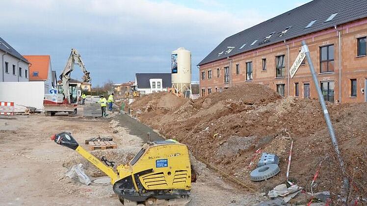 An vielen Stellen auf der Herzo Base, so auch in der Alfred-Fried-Straße, wird zurzeit eifrig gebaut.  Fotos: Bernhard Panzer
