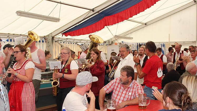 Einzug der Zentbechhöfer Blaskapelle ins Festzelt