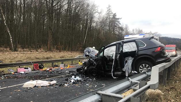 Bei einem schweren Unfall auf der B303 in Oberfranken ist am Samstagnachmittag ein Autofahrer ums Leben gekommen. Drei weitere Menschen wurden dabei verletzt.  Foto: Bauernfeind/News5