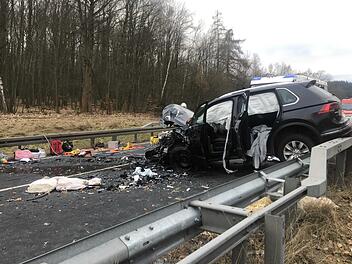 Bei einem schweren Unfall auf der B303 in Oberfranken ist am Samstagnachmittag ein Autofahrer ums Leben gekommen. Drei weitere Menschen wurden dabei verletzt.  Foto: Bauernfeind/News5