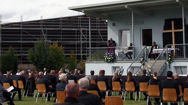 Die Trauerfeier fand auf dem ASV-Gel&auml;nde statt. Im Hintergrund entsteht eines der Herzensprojekte von Heinrich S&uuml;&szlig;, die neue Ballsporthalle.     Foto: Richard S&auml;nger