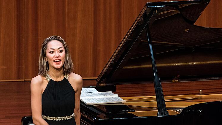 Die Pianistin Kyoko Frank, die Geigerin Megumi Ideka und der Hornist Jonathan Baur beeindruckten das Publikum im Coburger Kongresshaus.