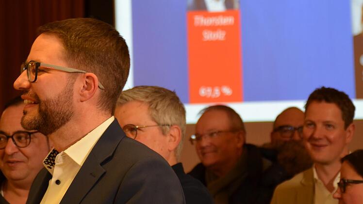 Der wiedergewählte Landrat Thorsten Stolz freut sich über das eindeutige Wahlergebnis, und zahlreiche Gäste im Barbarossasaal im Main-Kinzig-Forum freuten sich mit ihm.