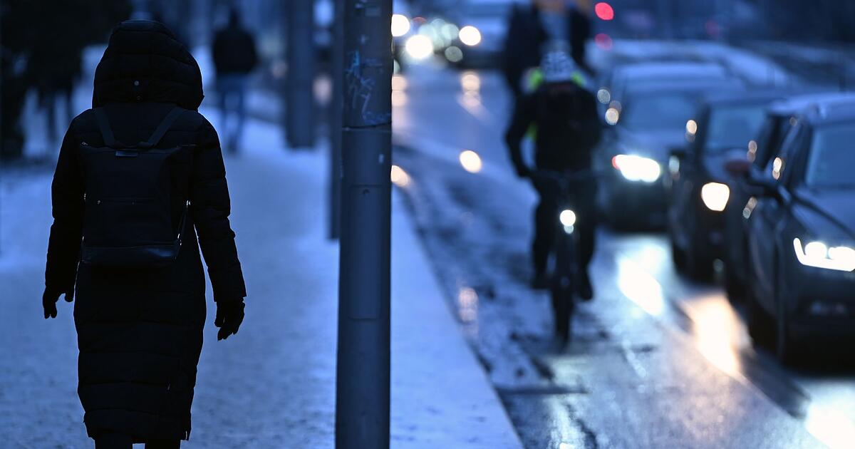 DWD-r-t-zur-Vorsicht-Unwettergefahr-durch-Gl-tte-im-Osten