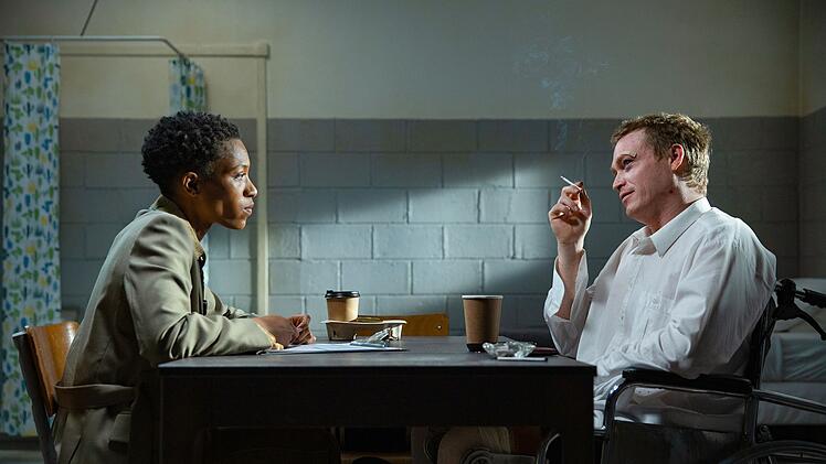 Nach seiner Festnahme erz&auml;hlt Doug (Caleb Landry Jones) der Psychiaterin Evelyn (Jojo T. Gibbs) von seinem Leben.