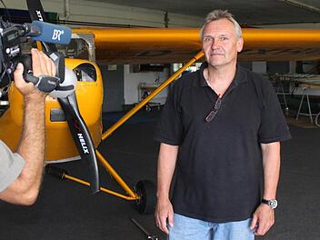 Robert Lindner, Flugzeugbauer am Haßfurter Verkehrsplandeplatz, ist derzeit ein gefragter Interviewpartner. Als kein Hahn nach Gustl Mollath krähte, hat Lindner ihm die Treue gehalten und ihn mit anderen Nürnbergern unterstützt. Und auch jetzt steht bei Lindner die Türe für Gustl Mollath offen. Foto: Dominik Schreiner
