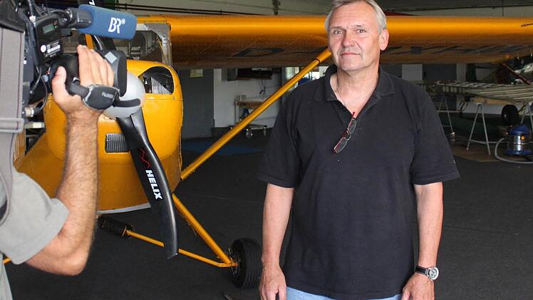 Robert Lindner, Flugzeugbauer am Haßfurter Verkehrsplandeplatz, ist derzeit ein gefragter Interviewpartner. Als kein Hahn nach Gustl Mollath krähte, hat Lindner ihm die Treue gehalten und ihn mit anderen Nürnbergern unterstützt. Und auch jetzt steht bei Lindner die Türe für Gustl Mollath offen. Foto: Dominik Schreiner