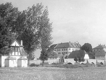 Das historische Schießhaus (links) aus dem Jahr 1755 wurde beim Einmarsch der Amerikaner von einem Panzer zerstört.  Aus dem Namen leiteten die Amerikaner wohl eine Gefahr ab.  Foto: Archiv Philipp Dresel