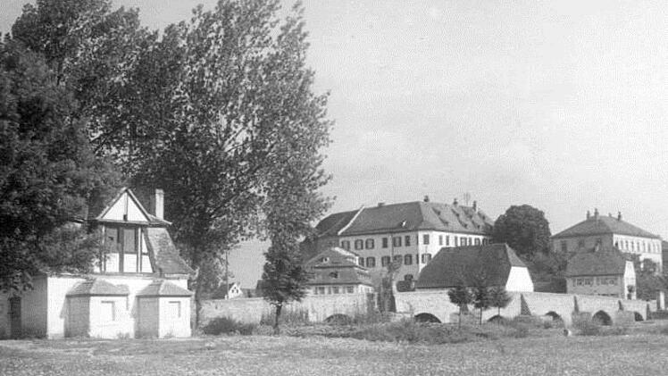 Das historische Schießhaus (links) aus dem Jahr 1755 wurde beim Einmarsch der Amerikaner von einem Panzer zerstört.  Aus dem Namen leiteten die Amerikaner wohl eine Gefahr ab.  Foto: Archiv Philipp Dresel