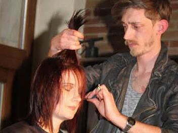 Max Hönninger hat die Farbe von Model Nadine mit Mahagony-Nuancen belebt. Die Grundlänge ließ er, doch er dünnte das Haar aus und sorgte für einen frechen Look