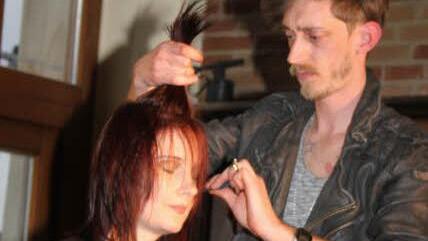 Max Hönninger hat die Farbe von Model Nadine mit Mahagony-Nuancen belebt. Die Grundlänge ließ er, doch er dünnte das Haar aus und sorgte für einen frechen Look