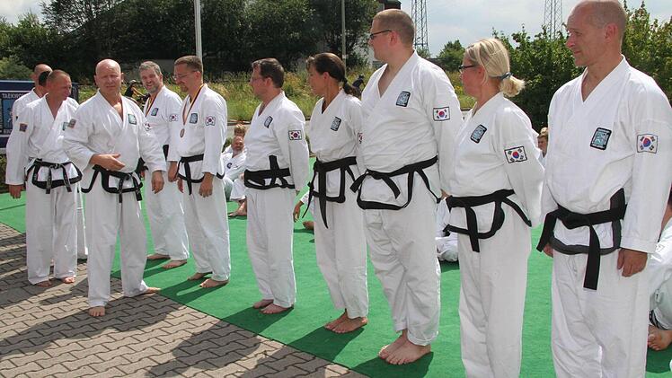 Ralph Aman freut sich über die vielen Schwarzgurt-Träger, die seine Taekwon-Do-Schule hervorgebracht hat.