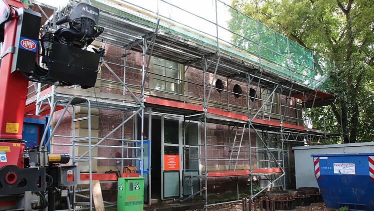 An der Südseite sollen die Tore entstehen, der Bereich davor über den Fundamenten der früheren Kamine wird angehoben und neu gestaltet.