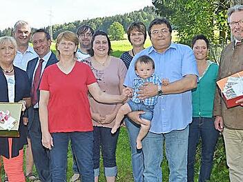 Das Bild zeigt Wolfgang Förtsch (3. v. r.) mit Enkel Jannik auf den Armen, im Kreis seiner Familie mit Ehefrau Johanna (4. v. l.), Bürgermeister Hans Pietz (r.) und von links Anita Swiduruk, Joachim Beez, SPD-Landratskandidat Norbert Gräbner. Foto: K.- H. Hofmann
