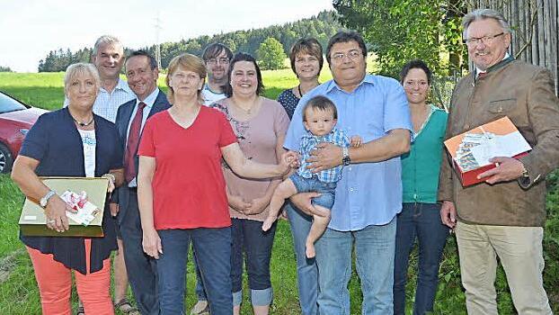 Das Bild zeigt Wolfgang Förtsch (3. v. r.) mit Enkel Jannik auf den Armen, im Kreis seiner Familie mit Ehefrau Johanna (4. v. l.), Bürgermeister Hans Pietz (r.) und von links Anita Swiduruk, Joachim Beez, SPD-Landratskandidat Norbert Gräbner. Foto: K.- H. Hofmann