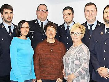 Neuwahlen und Ehrungen bei der Feuerwehr Unterelldorf (von links): Dritte Bürgermeisterin Renate Schubart-Eisenhardt, Kommandant Norbert Brückner, Marcel Schmul, Sabrina Schlottermüller, KBM Johannes Kempinski, Christa Wöhner, Michael Wöhner, Beate Schmul, Christian Brückner, Bernd Schleicher (Zweiter Kommandant) und Erwin Schloter Foto: Bettina Knauth