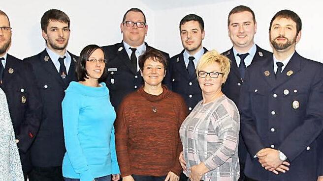Neuwahlen und Ehrungen bei der Feuerwehr Unterelldorf (von links): Dritte Bürgermeisterin Renate Schubart-Eisenhardt, Kommandant Norbert Brückner, Marcel Schmul, Sabrina Schlottermüller, KBM Johannes Kempinski, Christa Wöhner, Michael Wöhner, Beate Schmul, Christian Brückner, Bernd Schleicher (Zweiter Kommandant) und Erwin Schloter Foto: Bettina Knauth