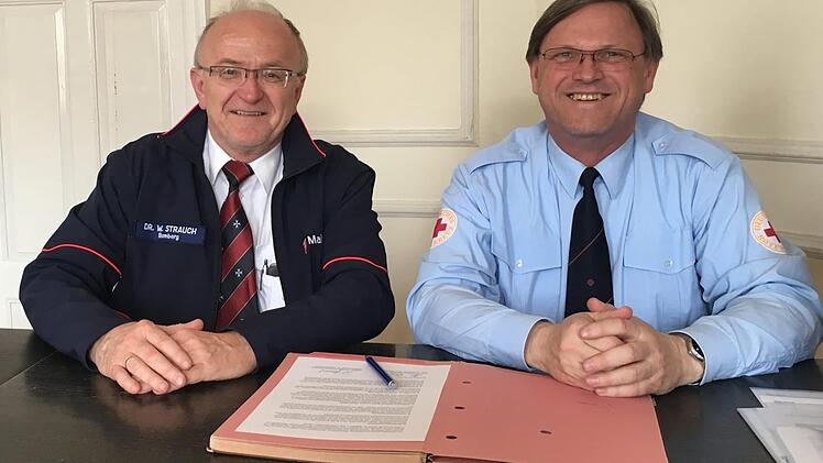 Sie unterzeichneten vor Kurzem den Kooperationsvertrag (v.l.): Winfried Strauch, Ortsbeauftragter der Malteser Bamberg, und Klaus Schulz, Stellv. Vorsitzender des BRK-Kreisverbands Bamberg. Foto: p