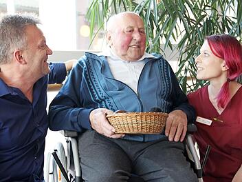 Karl Rauh mit den zwei Menschen, mit denen er am meisten zu tun hat: Dieter Angermann als Vertrauter und Nachbar aus Lochau und Steffi Gabeli, seine Pflegerin im Seniorenwohnheim Foto: Katharina Müller-Sanke