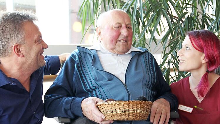 Karl Rauh mit den zwei Menschen, mit denen er am meisten zu tun hat: Dieter Angermann als Vertrauter und Nachbar aus Lochau und Steffi Gabeli, seine Pflegerin im Seniorenwohnheim Foto: Katharina Müller-Sanke