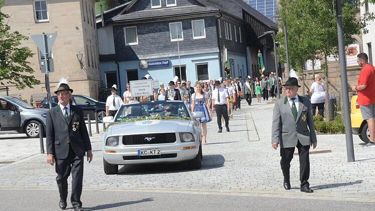 Sie führten den Schützenfestzug an. Vorne Ehrenschützenmeister Reinhold Wolf (links) und Ehrenmitglied Hans Jungkunz, dahinter Gau-Jugendschützenkönig Lukas Beetz.