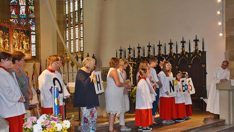 In der Stadtpfarrkirche Bad Königshofen wurde am Mittwoch im Rahmen des Festgottesdienstes Pastoralreferent Johannes Krebs verabschiedet.  Foto: Hanns Friedrich