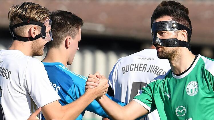 Willkommen beim Maskenball: Der Kapitän des TSV Neudrossenfeld, Steffen Taubenreuther (r.), traf im Spiel beim TSV Nürnberg-Buch auf sein Spiegelbild, Yannick Scholz. Foto: Sportfoto Zink
