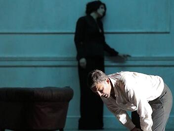 Jonas Kaufmann   (r.) als Verdis Otello und Anja Harteros als Desdemona in München   Wilfried Hösl