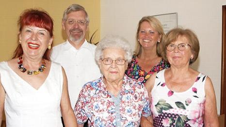 Meta Brocke (Mitte) freute sich über die Glückwünsche zum 90. Geburtstag von ihren Töchtern Petra Wittmann (links) und Veronika Werner (rechts) sowie von Pfarrer Roland Neher (2. v. li.) und der 2. Bürgermeisterin Sabine Rießner (2. v. re.).  Foto: Alfred Thieret