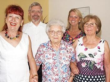 Meta Brocke (Mitte) freute sich über die Glückwünsche zum 90. Geburtstag von ihren Töchtern Petra Wittmann (links) und Veronika Werner (rechts) sowie von Pfarrer Roland Neher (2. v. li.) und der 2. Bürgermeisterin Sabine Rießner (2. v. re.).  Foto: Alfred Thieret