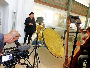 Soundcheck in der Trebgaster Johanneskirche mit Andy Lang, Marina Seidel , der Chorleiterin von "Joy in belief", und Regisseur David Sünderhauf, interessiert beobachtet von Hausherr Pfarrer Peter Ahrens (im Bild, links).  Foto: Dieter Hübner
