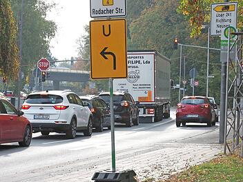 Wer der Umleitung folgt und an der Gaudlitz-Kreuzung nach links in Richtung B 4 abbiegen will, muss derzeit Geduld haben. Foto: Christooh Winter