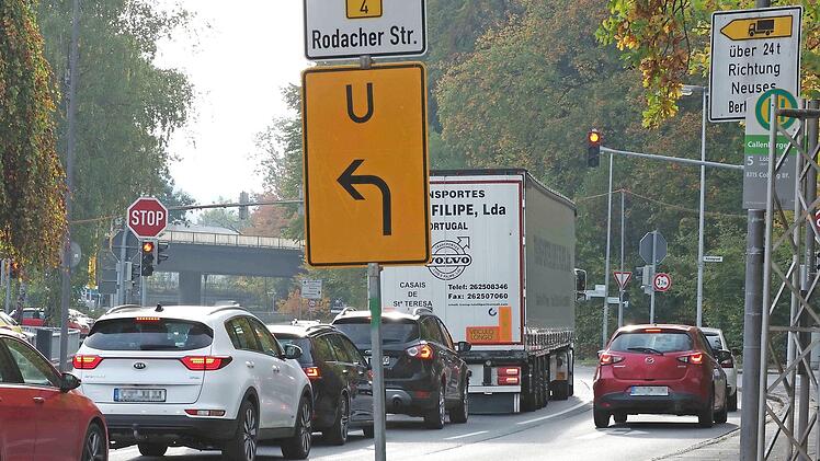 Wer der Umleitung folgt und an der Gaudlitz-Kreuzung nach links in Richtung B 4 abbiegen will, muss derzeit Geduld haben. Foto: Christooh Winter