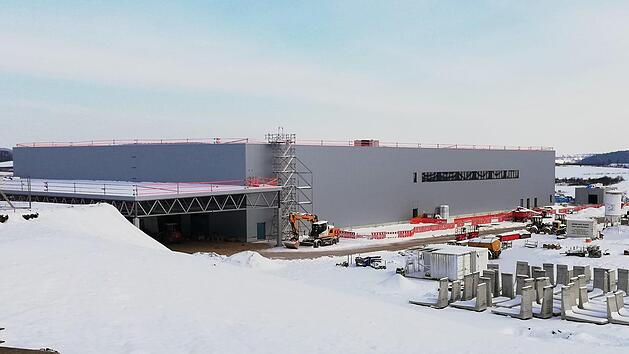 Der Innenausbau des Amazon-Verteilzentrums im Gewerbepark Oerlenbach-Poppenhausen l&auml;uft auch im Winter wie geplant weiter.