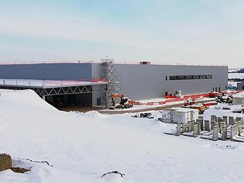 Der Innenausbau des Amazon-Verteilzentrums im Gewerbepark Oerlenbach-Poppenhausen läuft auch im Winter wie geplant weiter.