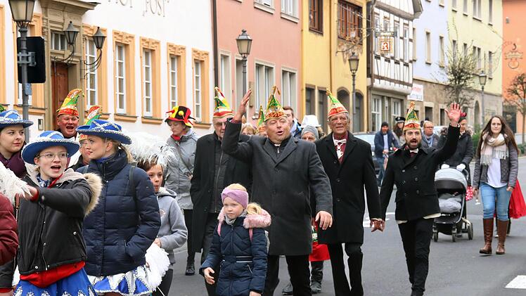 Gardemädchen und der Elferrat samt einigen jüngeren und älteren Narren in Zivil marschierten vom Oberen Tor zum Rathaus. Foto: Dieter Britz