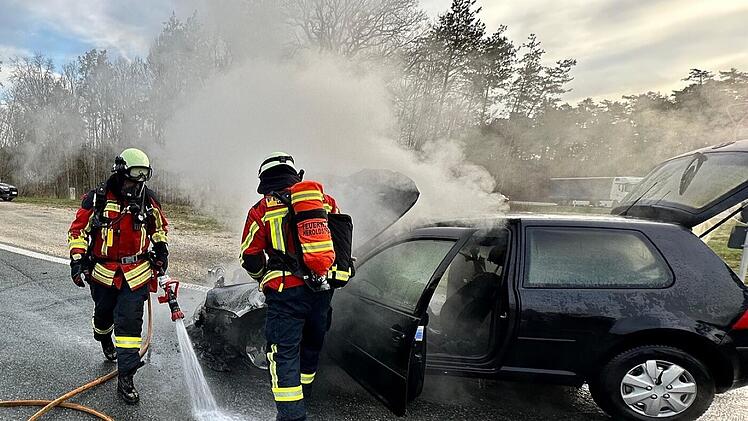 B2 bei Heroldsberg: Fahrzeugbrand auf Autobahnausfahrt