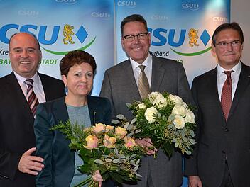Die CSU-Direktkandidaten  Gudrun Brendel-Fischer (Landtag)  und  Dr. Stefan Specht (Bezirkstag) mit den Kreisvorsitzenden Hartmut Koschyk (links, Bayreuth-Land) und Dr. Michael Hohl (rechts, Bayreuth-Stadt).    Foto: Munzert