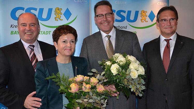 Die CSU-Direktkandidaten  Gudrun Brendel-Fischer (Landtag)  und  Dr. Stefan Specht (Bezirkstag) mit den Kreisvorsitzenden Hartmut Koschyk (links, Bayreuth-Land) und Dr. Michael Hohl (rechts, Bayreuth-Stadt).    Foto: Munzert