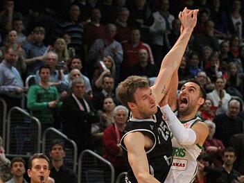 Die spielentscheidende Szene: Anton Gavel foult Marko Popovic beim letzten Wurf.  Foto: Bertram Wagner